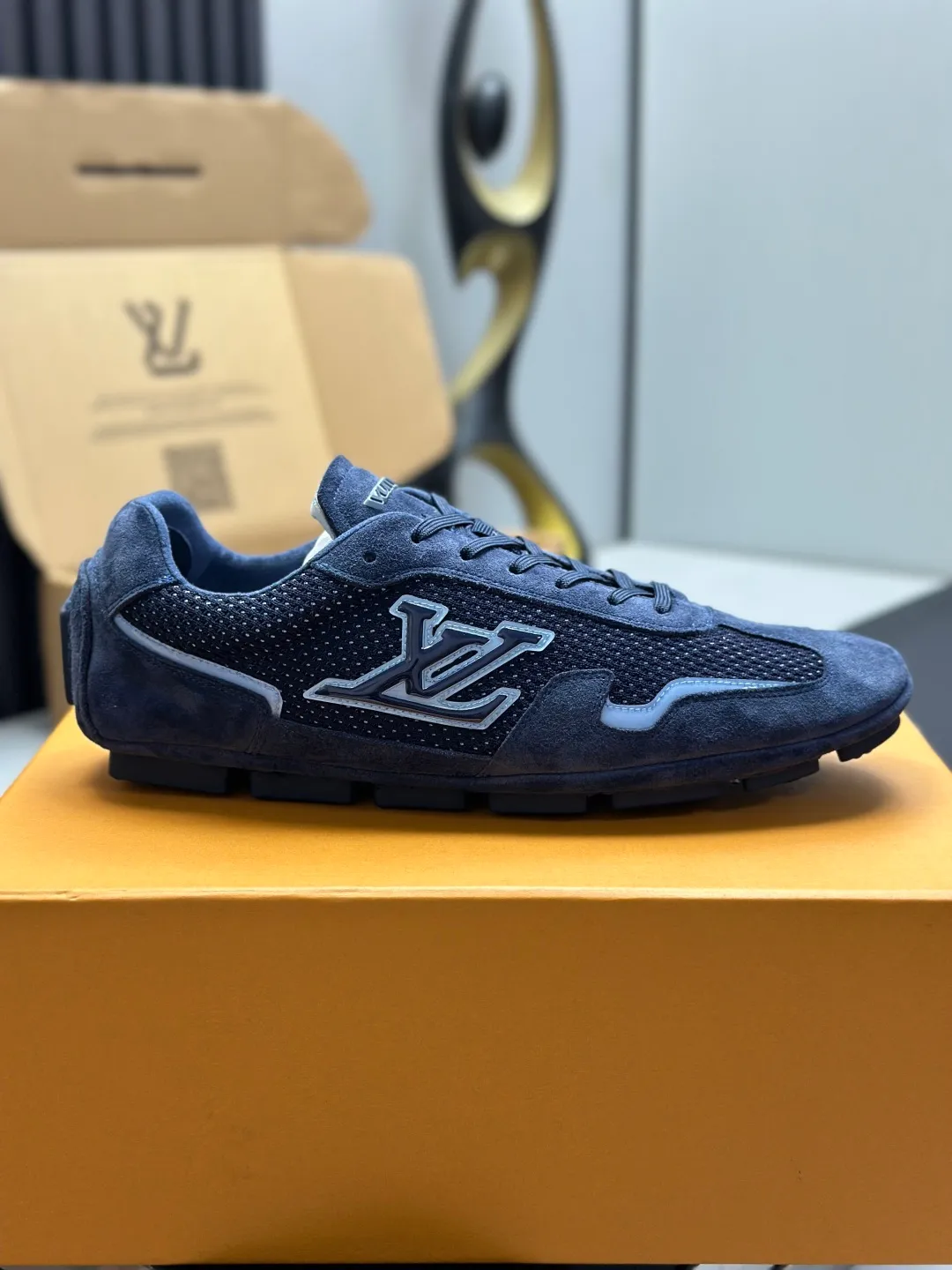 👟👟Ex-factory price 680👟👟 (Top version fully packaged) LV Louis Vuitton L Family Donkey Brand Latest Rally Series Mesh Casual Sports Shoes Doudou Shoes Original purchase, development and production This LV Rally sports shoe is made of suede cow leather and mesh fabric, and a rubber pad outsole is incorporated into the driving shoe configuration, making it a modern choice that is both comfortable and light. The LV letters on the side, the handwritten Louis Vuitton logo on the rear, and the Vuitton logo on the tongue and outsole jointly brand the brand mark. Exquisite packaging at the delivery counter🛍📦 ▪️Fabric: Original customized imported mesh + cowhide ▪️Inner lining: Original customized breathable mesh lining ▪️Outsole: Original molded anti-slip rubber material ▪️Sole thickness: 2CM ▪️Size: Men's 39-45